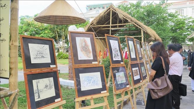 Pameran “Keindahan Pusaka Ibu Kota Kuno Hue dalam Puisi dan Lukisan”. - ảnh 1