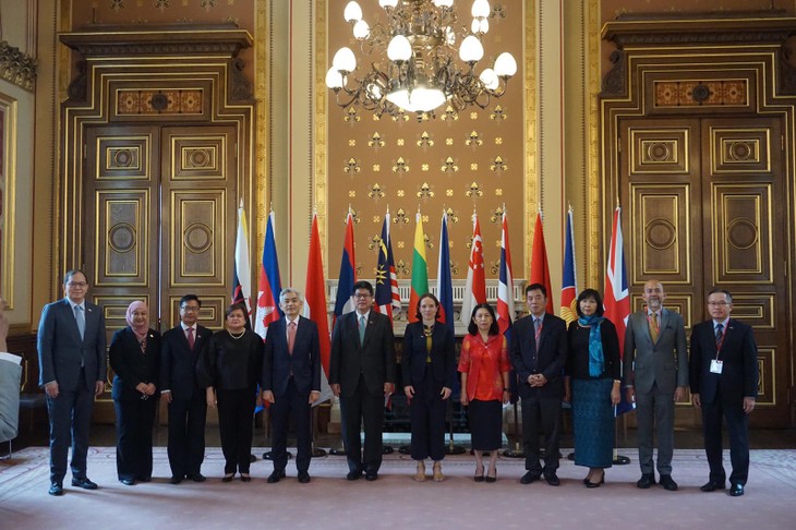 Sidang Pertama Pejabat Senior (SOM) ASEAN ASEAN-Inggris - ảnh 1