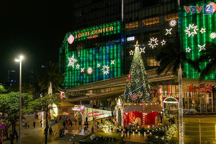 Jalan-Jalan Kota Hanoi yang Berkilau pada Musim Natal - ảnh 2