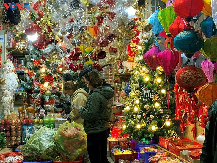 Jalan-Jalan Kota Hanoi yang Berkilau pada Musim Natal - ảnh 6