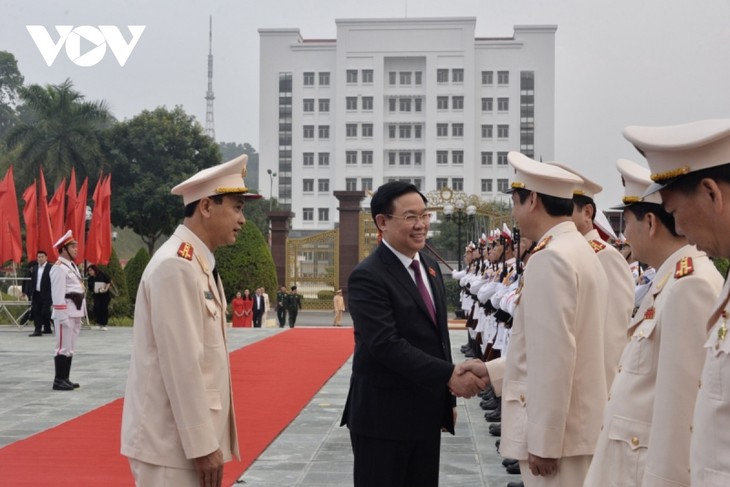 Ketua MN Vuong Dinh Hue: Jangan Biarkan Ada yang Tertinggal pada Hari Raya Tet - ảnh 1