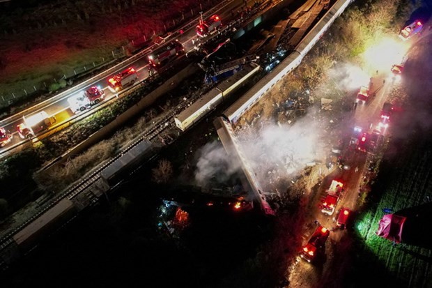 Setidaknya 16 Orang Tewas dalam Tabrakan antara Kereta Penumpang dan Kereta Kargo di Yunani - ảnh 1