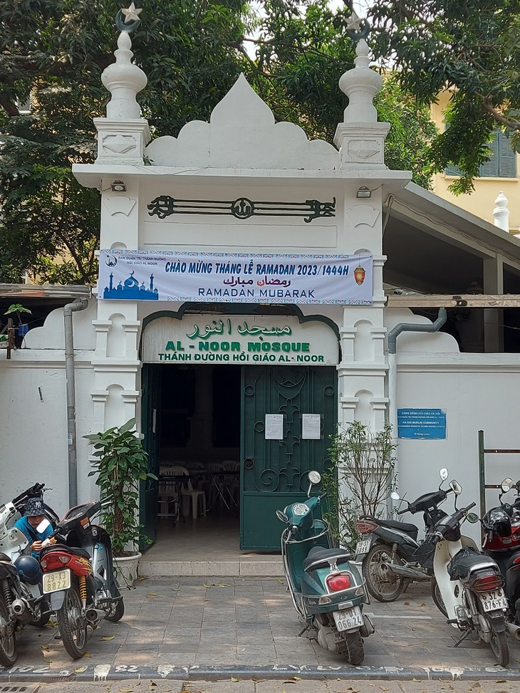 Bulan Ramadhan yang Suci di Masjid Al-noor di Kota Ha Noi - ảnh 1