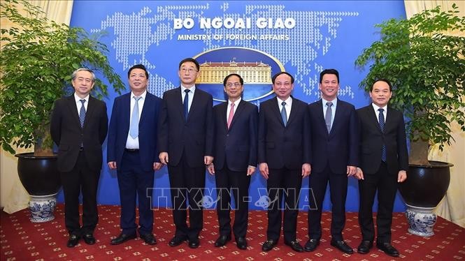 Menlu Bui Thanh Son Terima Sekretaris Komite Partai Daerah Otonomi Guangxi Zhuang, Tiongkok - ảnh 1