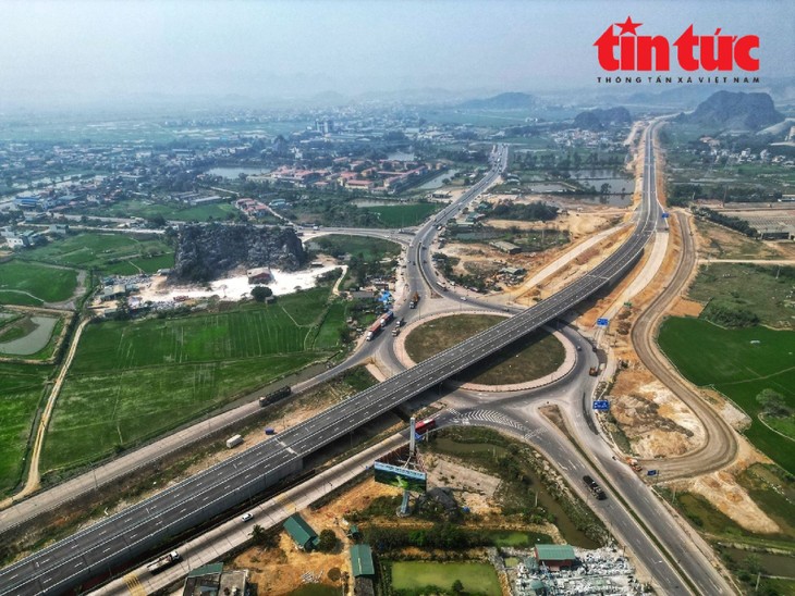 Proyek-Proyek Jalan Tol Menciptakan Konektivitas dan Motivasi untuk Mengembangkan Ekonomi Tanah Air - ảnh 1