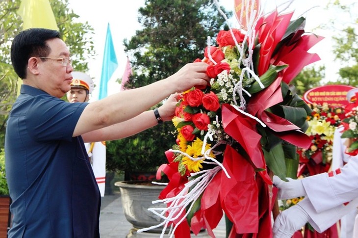 Ketua MN Vietnam, Vuong Dinh Hue Kenangkan Para Martir di Provinsi Thua Thien-Hue - ảnh 1