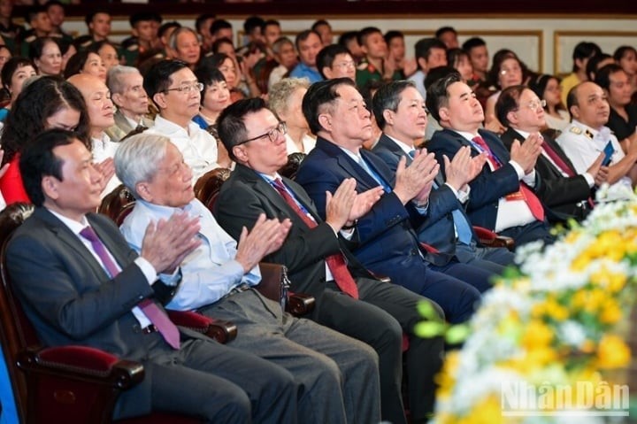 Program Kesenian “Bintang Kemerdekaan” Muliakan Tekad yang Teguh dari Bangsa Vietnam - ảnh 1