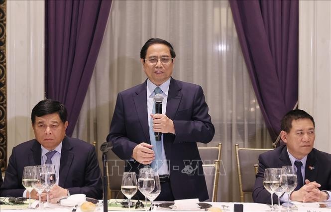 PM Pham Minh Chinh Hadiri Simposium dengan Dana-Dana Investasi tentang Kerja Sama demi Target Pembangunan yang Berkelanjutan - ảnh 1