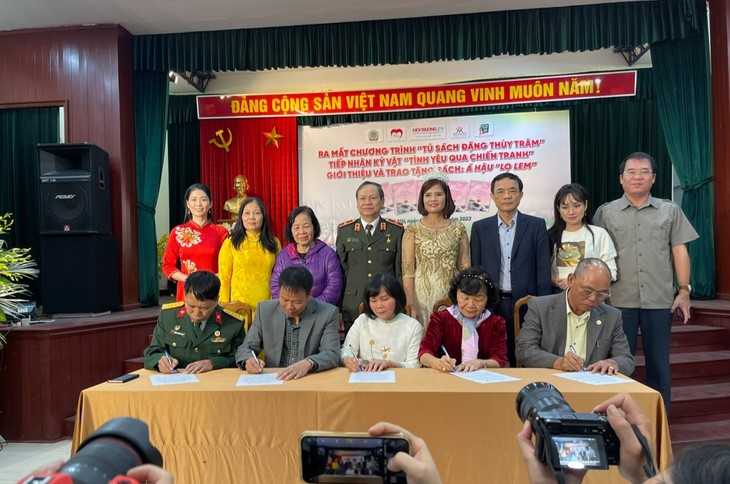 Meluncurkan “Lemari Buku Dang Thuy Tram”, Menerima Benda Kenangan “Cinta Melalui Perang” - ảnh 1