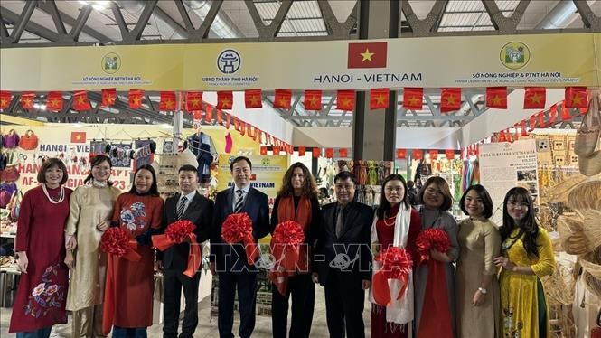 Barang Vietnam Mendapat Apresiasi pada Pekan Raya Barang Kerajinan Tangan Artistik Internasional Artigiano (Italia) - ảnh 1