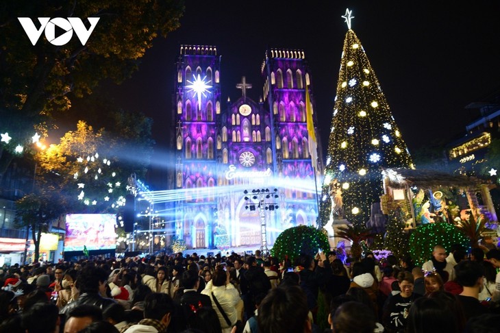 Suasana Menyambut Hari Natal yang Gembira dan Tenteram di Berbagai Penjuru Tanah Air - ảnh 1