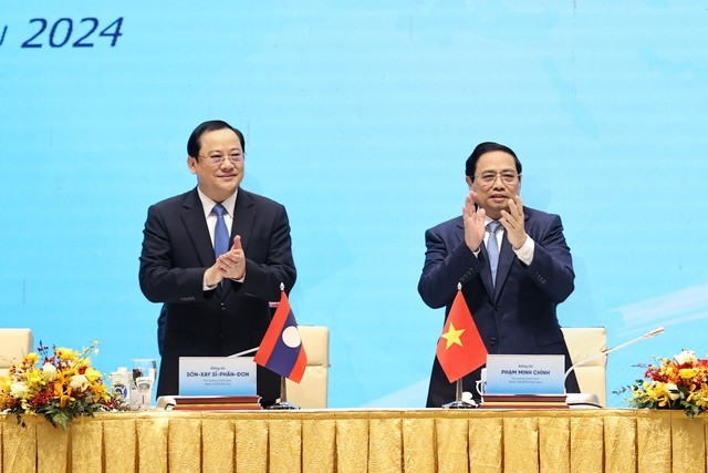 PM Vietnam, Pham Minh Chinh Bersama dengan PM Laos, Sonexay Siphandone Memimpin Konferensi Kerja Sama Investasi Vietnam-Laos - ảnh 1