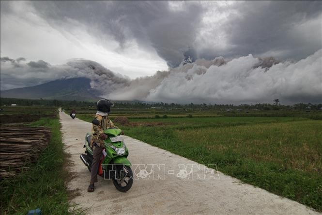 Indonesia Mengevakuasi 6.500 Orang Akibat Letusan Erupsi Berapi - ảnh 1