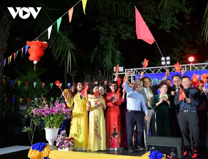 Hari Raya Tet Komunitas yang Hangat dan Meriah dari Perantau Vietnam di Thailand - ảnh 1