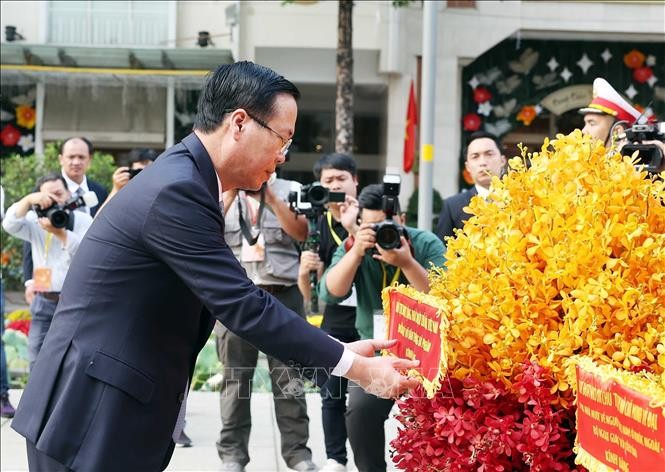 Presiden Vietnam, Vo Van Thuong Bakar Hio dan Persembahkan Bunga untuk Kenangkan Presiden Ho Chi Minh dan Para Pendahulu Revolusi - ảnh 1