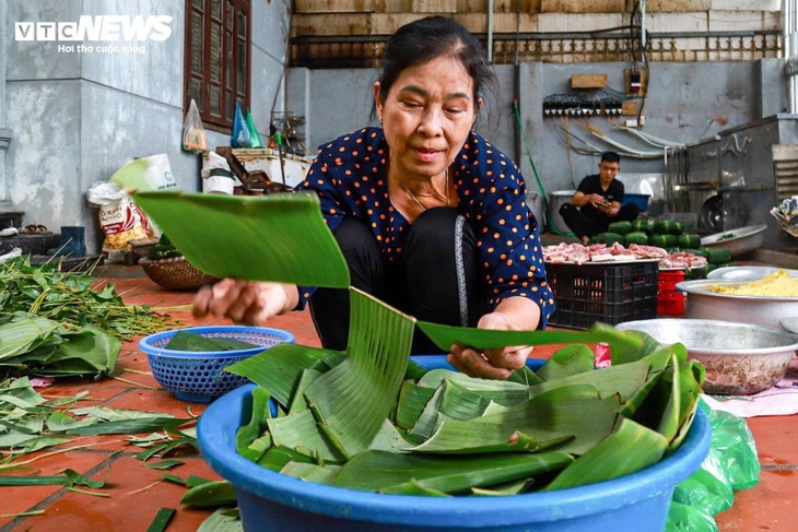 Mengunjungi Desa yang Membuat Ribuan Kue Chung Per Hari di Ibu Kota - ảnh 4