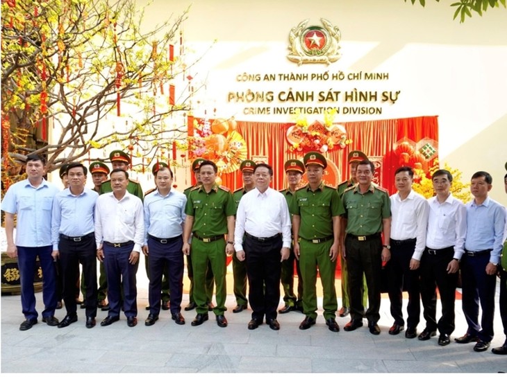 Kepala Departemen Propaganda dan Pendidikan KS PKV, Nguyen Trong Nghia Ucapkan Selamat Hari Raya Tet kepada Pasukan Polisi Kriminal Kota Ho Chi Minh - ảnh 1