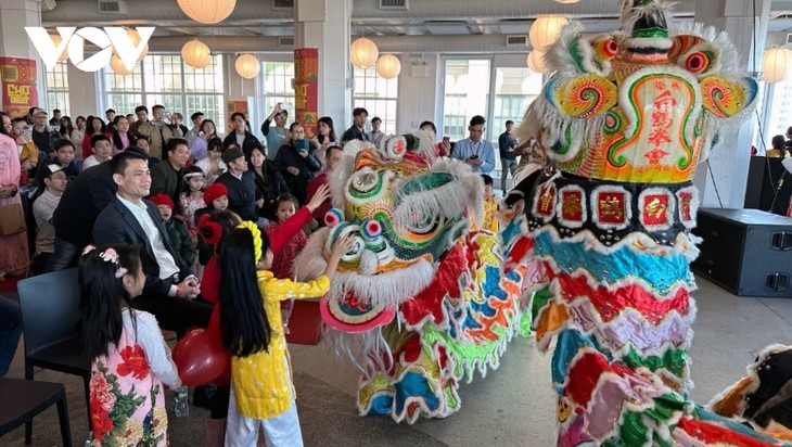 Orang Vietnam di Banyak Negara dengan Gembira Menyambut Hari Raya Tet 2024 - ảnh 1