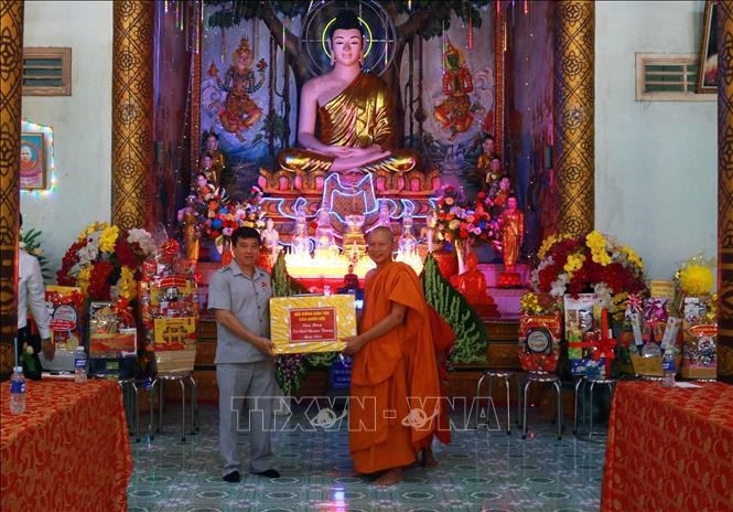 Rombongan Kerja Dewan Etnis MN Vietnam Ucapkan Selamat Hari Raya Chol Chnam Thmay di Provinsi Vinh Long - ảnh 1