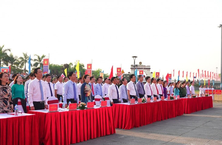 Upacara Bendera “Penyatuan Tanah Air” di Dua Tepian Sungai Hien Luong – Ben Hai - ảnh 2