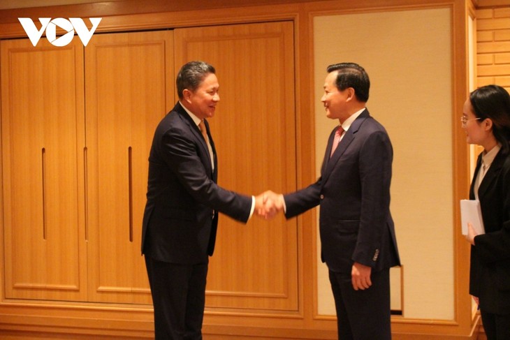 Deputi PM Vietnam, Le Minh Khai Lakukan Pertemuan Bilateral dengan Deputi PM Kamboja dan Deputi PM Singapura - ảnh 1