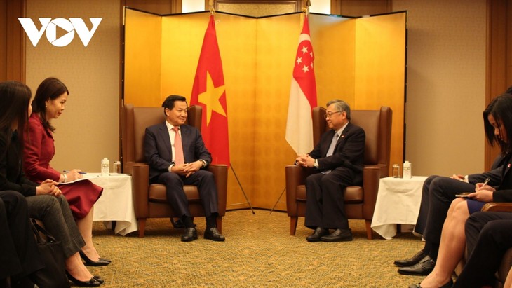 Deputi PM Vietnam, Le Minh Khai Lakukan Pertemuan Bilateral dengan Deputi PM Kamboja dan Deputi PM Singapura - ảnh 2