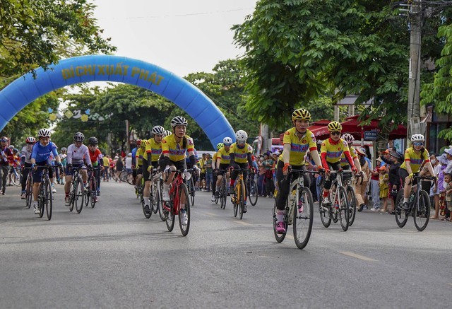 Menyebarkan Pesan Perdamaian di Lomba Sepeda “Destinasi Damai” - ảnh 1