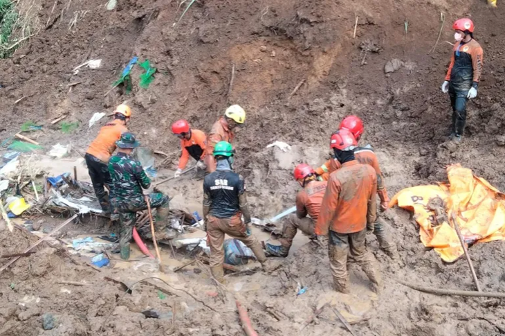 Jumlah Orang Hilang akibat Tanah Longsor dan Banjir Bandang di Indonesia Meningkat - ảnh 1