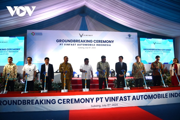 VINFAST Resmi Selenggarakan Upacara Peletakan Batu Pertama Pabrik Perakitan Mobil Listrik di Indonesia - ảnh 1