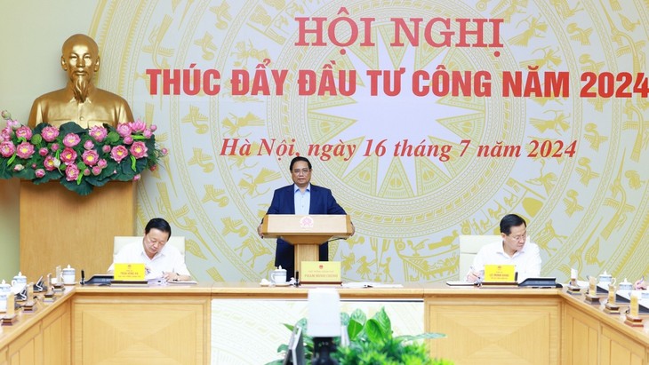 PM Vietnam, Pham Minh Chinh Memimpin Konferensi tentang Pendorongan Investasi Publik Tahun 2024 - ảnh 1