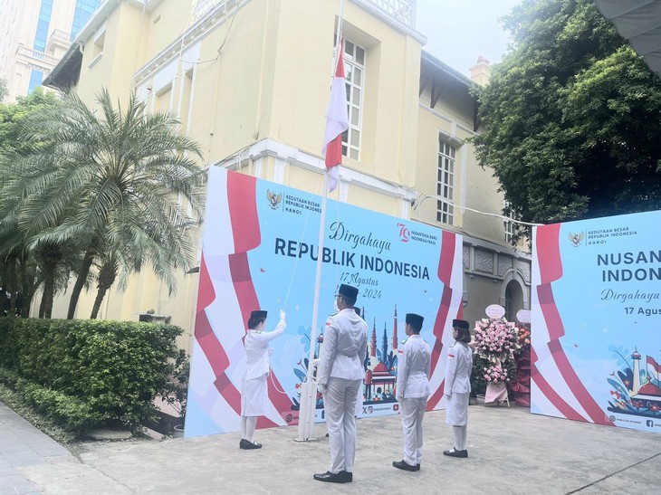 Upacara Bendera Sehubungan dengan Peringatan HUT ke-79 Kemerdekaan Republik Indonesia - ảnh 1