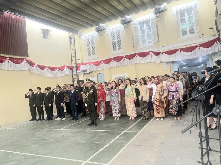 Upacara Bendera Sehubungan dengan Peringatan HUT ke-79 Kemerdekaan Republik Indonesia - ảnh 2