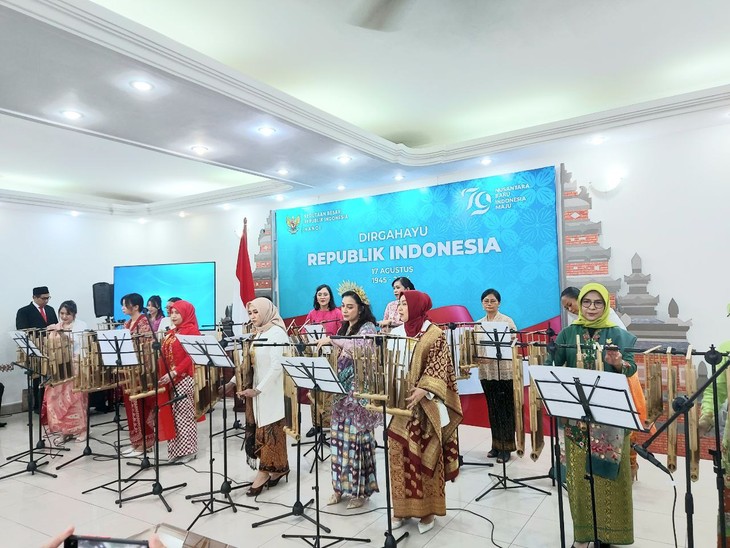 Upacara Bendera Sehubungan dengan Peringatan HUT ke-79 Kemerdekaan Republik Indonesia - ảnh 5