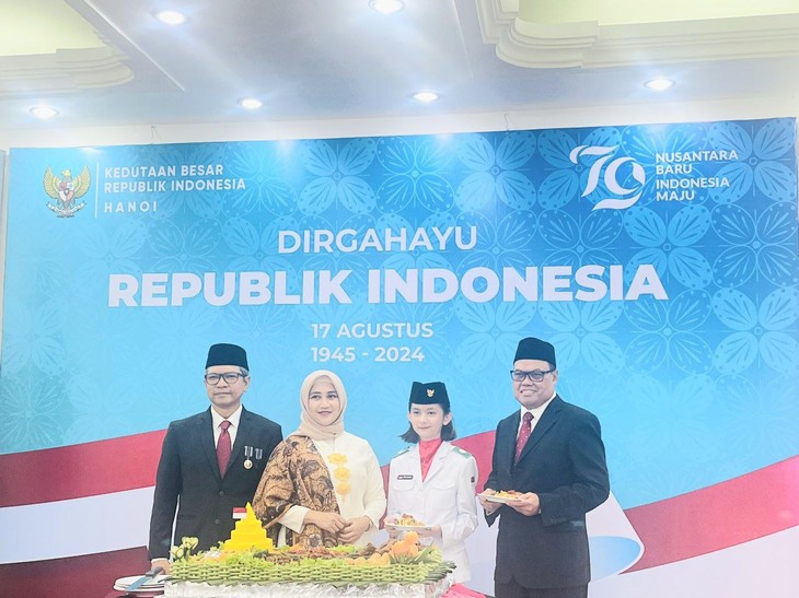 Upacara Bendera Sehubungan dengan Peringatan HUT ke-79 Kemerdekaan Republik Indonesia - ảnh 4