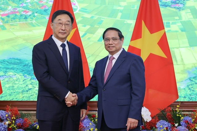 PM Vietnam, Pham Minh Chinh Menerima Sekretaris Komite Partai Daerah Guangxi (Tiongkok) - ảnh 1