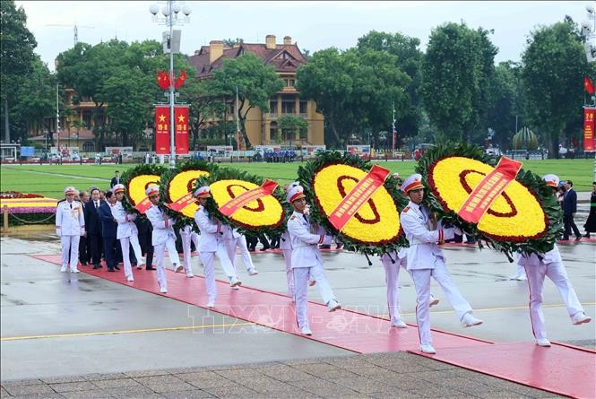 Pimpinan Partai dan Negara Vietnam Masuk Berziarah kepada Mousoleum Presiden Ho Chi Minh - ảnh 1