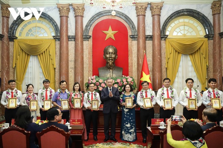 Sekjen, Presiden Vietnam, To Lam Lakukan Pertemuan dengan Delegasi dalam Gerakan “Pandai Memberi Masukan dan Baik dalam Melayani” - ảnh 2