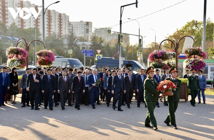 Ketua MN Vietnam, Tran Thanh Man Persembahkan Karangan Bunga di Tugu Monumen Presiden Ho Chi Minh di Moskow - ảnh 1