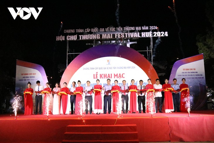 Pekan Raya Perdagangan Festival Hue 2024 Berkiblat ke Warga Vietnam Utara - ảnh 1