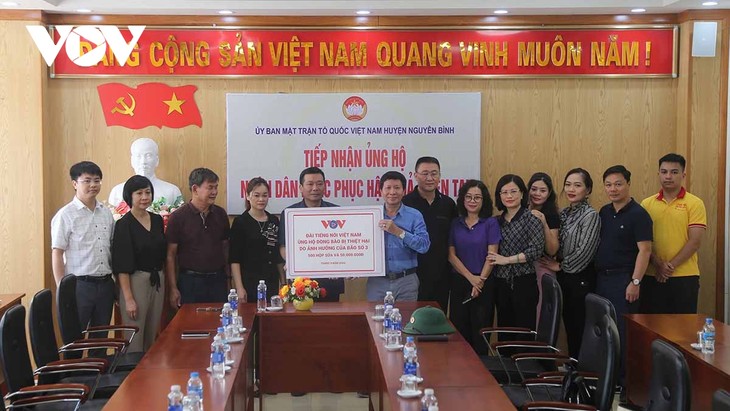 Serikat Buruh Radio Suara Vietnam Dukung Warga yang Terkena Bencana Alam di Kabupaten Nguyen Binh, Provinsi Cao Bang - ảnh 1