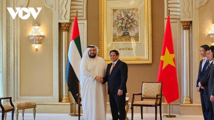 PM Vietnam, Pham Minh Chinh Menerima Menteri Ekonomi dan Menteri Investasi Uni Emirat Arab - ảnh 1