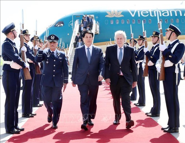 Presiden Vietnam, Luong Cuong Tiba di Santiago de Chile, Memulai Kunjungan Resmi di Republik Cile - ảnh 1