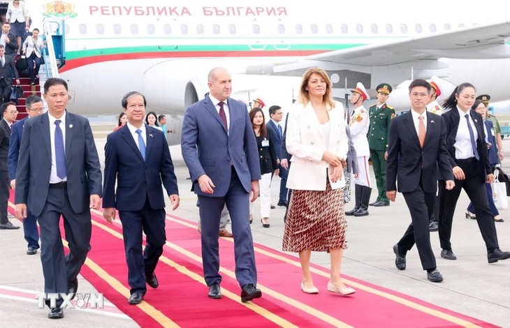 Presiden Bulgaria Tiba di Kota Hanoi, Memulai Kunjungan Resmi di Vietnam - ảnh 1