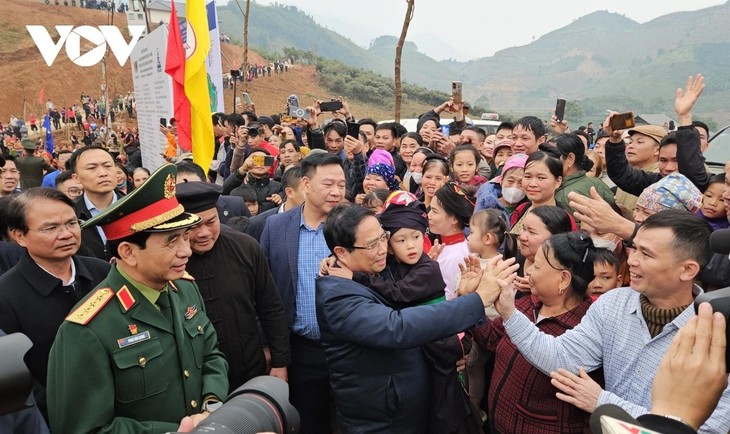 PM Vietnam, Pham Minh Chinh Hadiri Acara Peresmian Tiga Proyek Rekonstruksi Zona Pemukiman Desa Nu, Nam Tong dan Kho Vang - ảnh 1