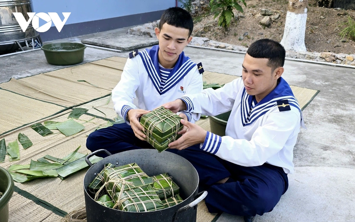 Bersama dengan Tentara di Daerah Laut dan Pulau Sebelah Barat Daya Bungkus Kue Chung untuk Rayakan Hari Raya Tet - ảnh 2