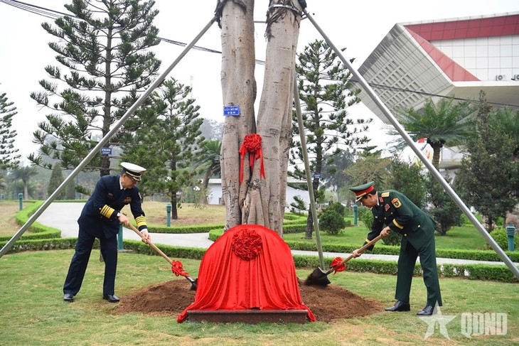 Menhan Tiongkok Tiba di Vietnam untuk Hadiri Kegiatan-Kegiatan Silaturahmi Perbatasan - ảnh 9