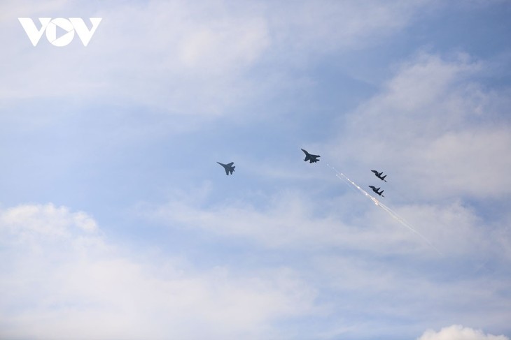 Panorama Gladi Bersih Parade Militer dan Pawai Tingkat Negara Peringati HUT Ke-50 Pembebasan Vietnam Selatan dan Penyatuan Tanah Air - ảnh 9