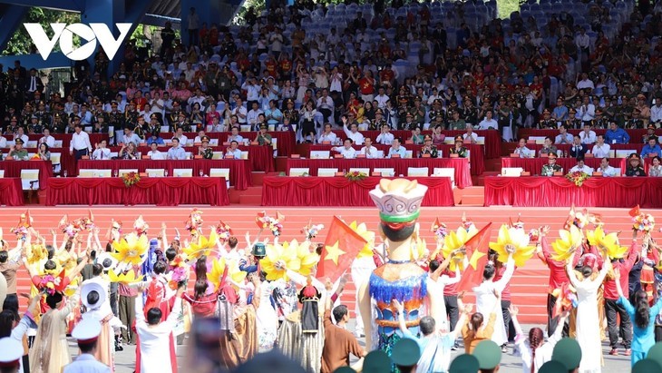 Panorama Gladi Bersih Parade Militer dan Pawai Tingkat Negara Peringati HUT Ke-50 Pembebasan Vietnam Selatan dan Penyatuan Tanah Air - ảnh 1