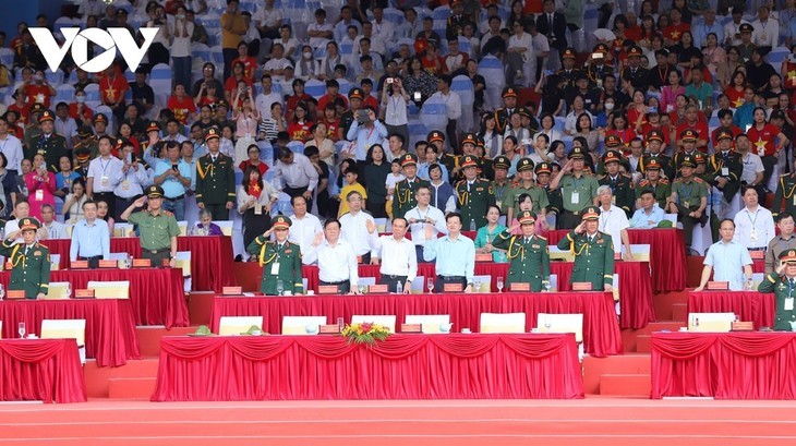 Panorama Gladi Bersih Parade Militer dan Pawai Tingkat Negara Peringati HUT Ke-50 Pembebasan Vietnam Selatan dan Penyatuan Tanah Air - ảnh 4