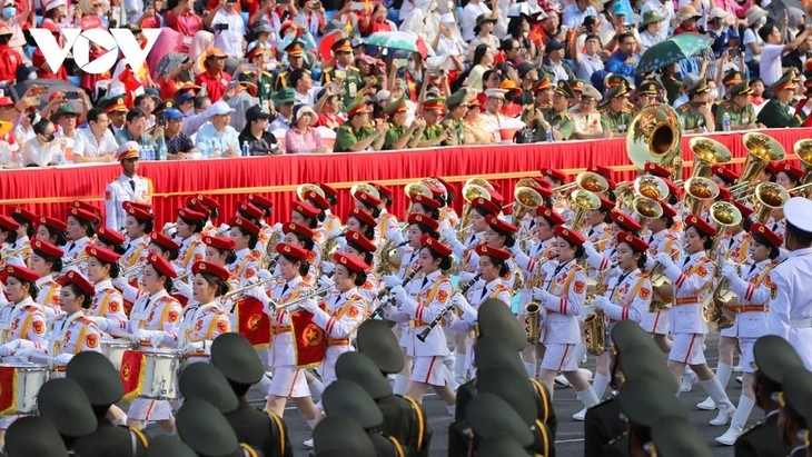 Panorama Gladi Bersih Parade Militer dan Pawai Tingkat Negara Peringati HUT Ke-50 Pembebasan Vietnam Selatan dan Penyatuan Tanah Air - ảnh 6